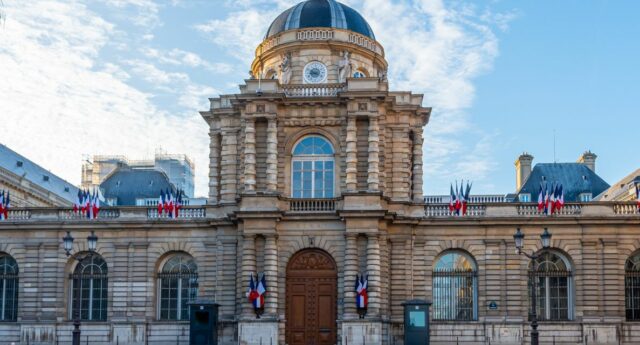 Vue exterieure de la faaade du Palais du Luxembourg, siege du Senat.