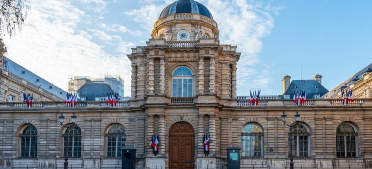 Vue exterieure de la faaade du Palais du Luxembourg, siege du Senat.