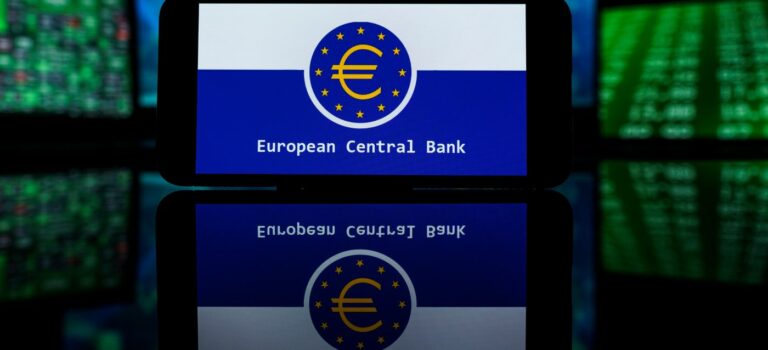 smartphone avec le logo de la banque centrale europeenne (bce)