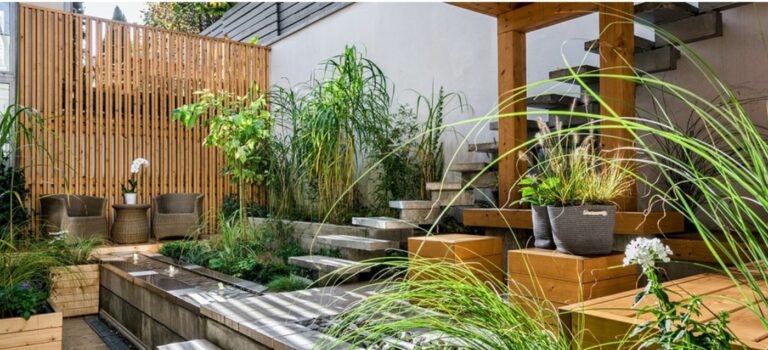 terrasse avev des plantes vertes une table en bois