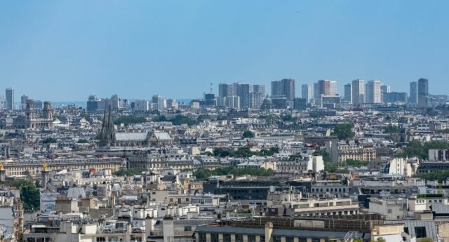 Vue aérienne immobilier à paris pour illustrer la crise du logement