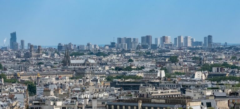 Vue aérienne immobilier à paris pour illustrer la crise du logement