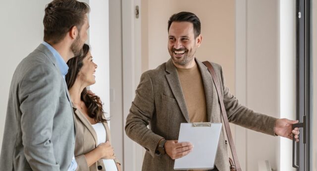 Agent immobilier faisant visiter un appartement