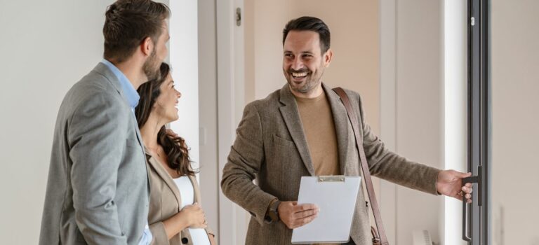 Agent immobilier faisant visiter un appartement