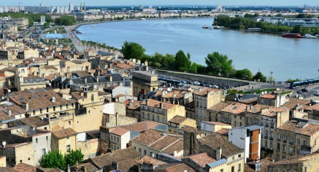 Vue aerienne de Bordeaux et de la Garonne en Nouvelle Aquitaine