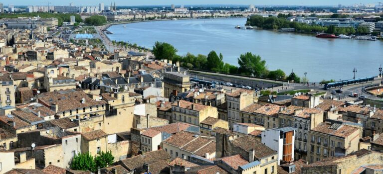 Vue aerienne de Bordeaux et de la Garonne en Nouvelle Aquitaine