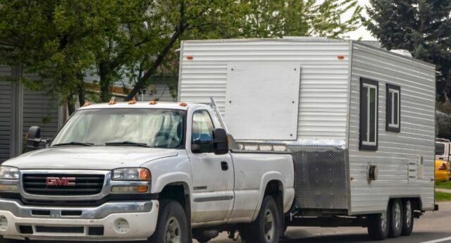 Voiture avec une caravane aux Etats-Unis pour illustrer la crise du logement aux USA
