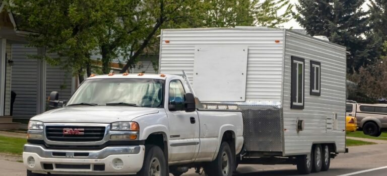 Voiture avec une caravane aux Etats-Unis pour illustrer la crise du logement aux USA