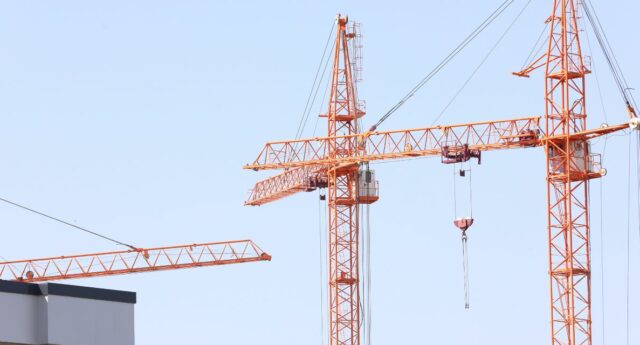 Grues pour illustrer la construction