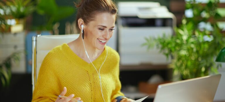 Jeune femme souriante devant son ordinateur