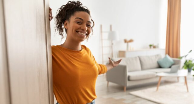 Femme dans un appartement