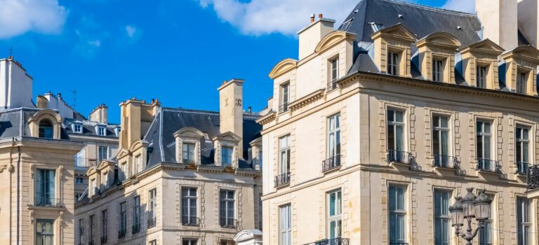 facades de beaux immeubles anciens place des victoires à Paris