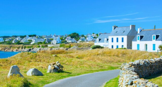 Maisons dans le Morbihan en Bretagne avec la mer en arriere plan