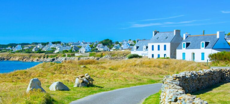 Maisons dans le Morbihan en Bretagne avec la mer en arriere plan