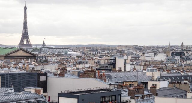 Vue aerienne de lParis et de l'Ile-de-France avec la Tour Eiffel au fond