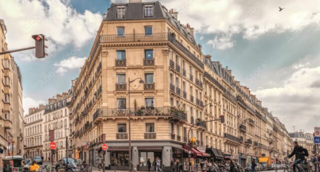 Rues à Paris et nuages dans le ciel