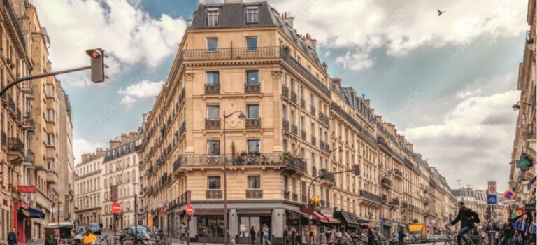 Rues à Paris et nuages dans le ciel