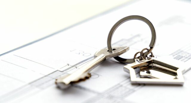 porte cle pose sur un plan d'appartement pour illustrer l'achat d'un bien immobilier neuf