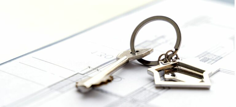 porte cle pose sur un plan d'appartement pour illustrer l'achat d'un bien immobilier neuf
