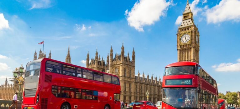 Vue de Londres avec Bug Ben, le pont de Westminster et des bus rouges pour illustrer le Royaume Uni