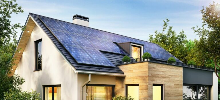 Maison avec des panneaux photovoltaiques sur le toit