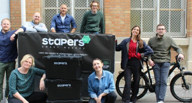 l'equipe de stappers devant des caisses de demenagements reutilisables