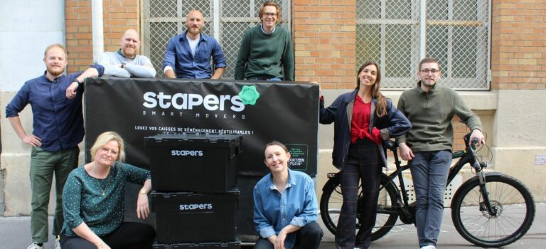 l'equipe de stappers devant des caisses de demenagements reutilisables