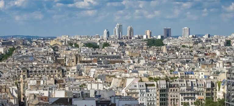 Vue aerienne de la ville de Paris avec des nuages dans le ciel