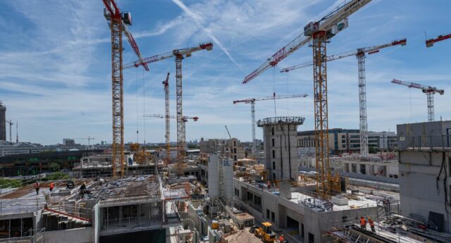 Des immeubles en construction et des grues pour illustrer l'immobilier neuf