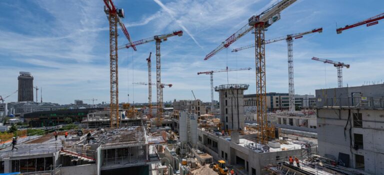 Des immeubles en construction et des grues pour illustrer l'immobilier neuf