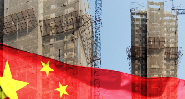 drapeau chinois devant des immeubles neufs dont la construction est a l'arret pour illiustrer la crise de l'immobilier en Chine