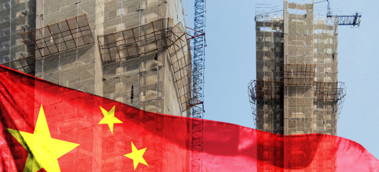 drapeau chinois devant des immeubles neufs dont la construction est a l'arret pour illiustrer la crise de l'immobilier en Chine