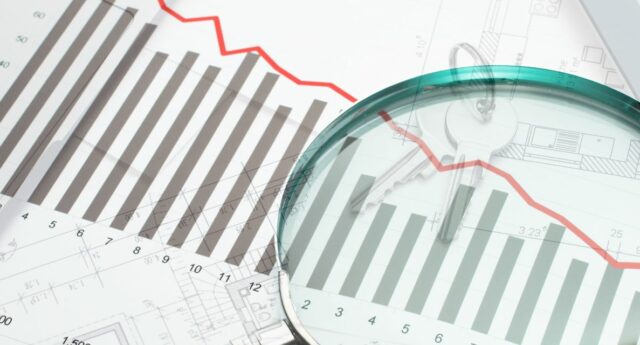 Courbe rouge, plan d'appartelebts et graphiques illustrant une baisse de l'immobilier