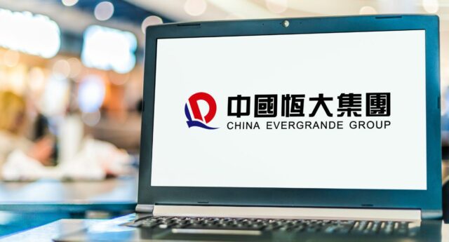 Ordinateur ouvert sur le homepage du site Evergrande