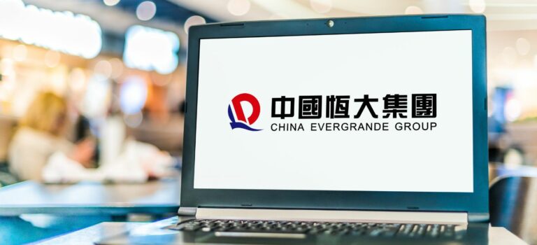 Ordinateur ouvert sur le homepage du site Evergrande