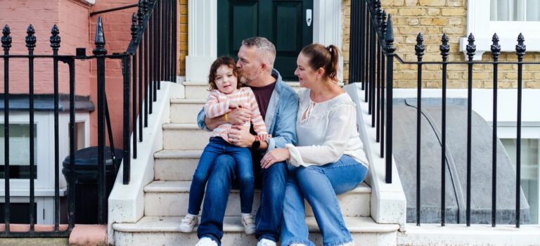 Famille sur les marches d'une maison a Londres au Royaume-Uni