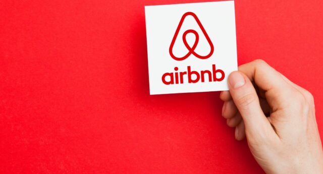 main tenant une carte de visite Airbnb