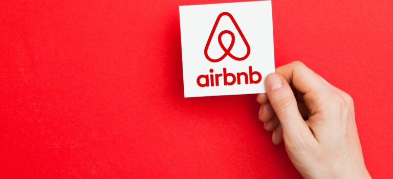 main tenant une carte de visite Airbnb