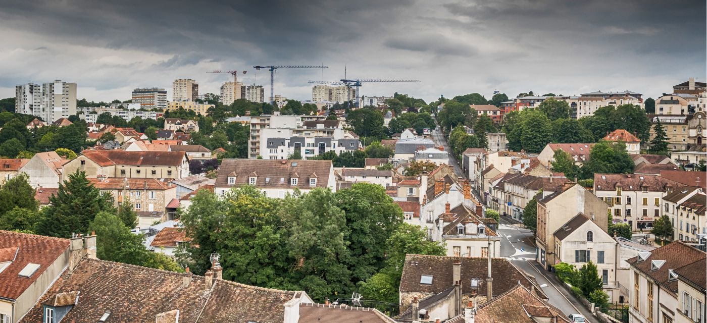 Vue de la ville de Melun en Ile-de-France avec ciel gris orageux