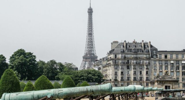 Vue sur la Tour Eiffel depuis la place des Invalides et ses immeubles dans le 7eme arrdondissement de Paris.