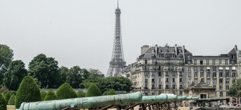 Vue sur la Tour Eiffel depuis la place des Invalides et ses immeubles dans le 7eme arrdondissement de Paris.