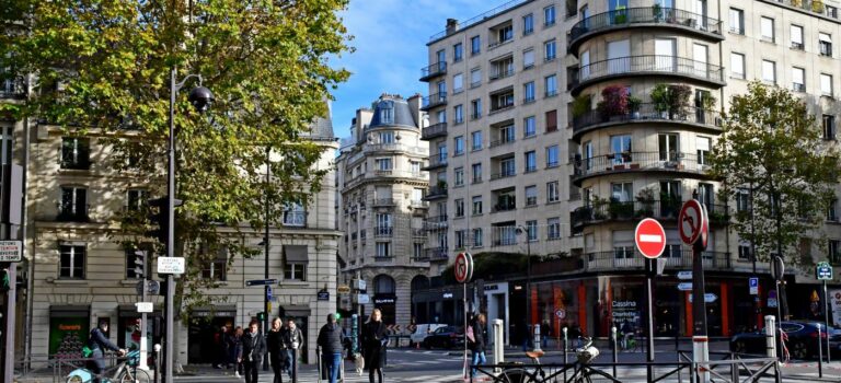 Vue du Boulevard Saint-Germain à Paris dans le 6eme arrondissement