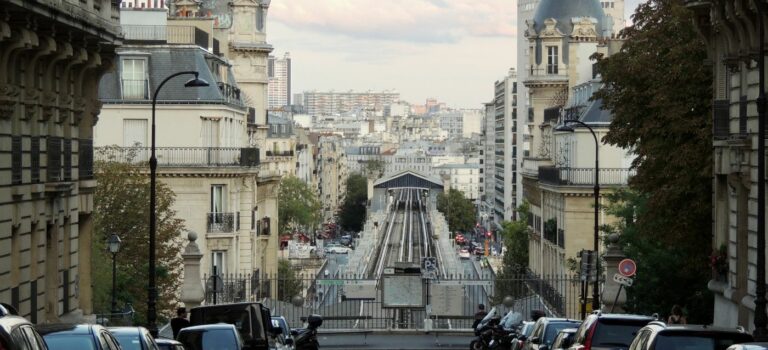 Vue du métro Passy et d'immeubles dans le 16eme arrondissement de Paris.