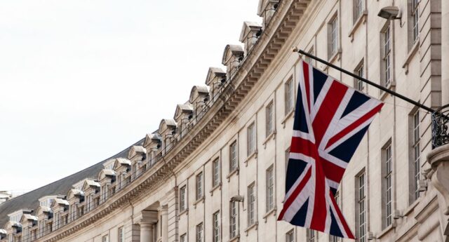 Drapeau britannique sur un immeuble à Londres pour illustrer immobilier au Royaume Uni