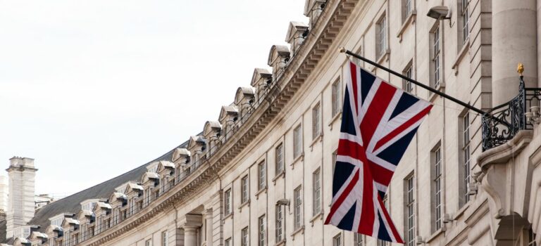 Drapeau britannique sur un immeuble à Londres pour illustrer immobilier au Royaume Uni