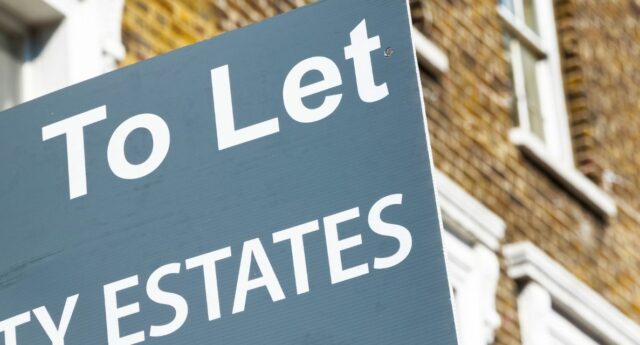 Panneau to let sur un immeuble a Londres pour illustrer la baisse des ventes et la crise de l'immobilier à Londres.