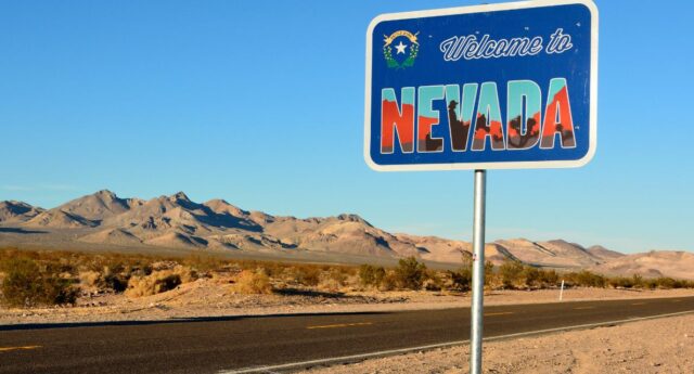 Panneau Wellcome to Nevada sur le bord d'une route en plein desert