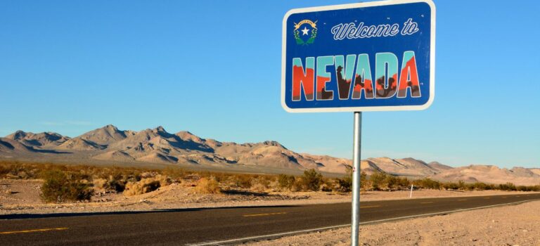 Panneau Wellcome to Nevada sur le bord d'une route en plein desert