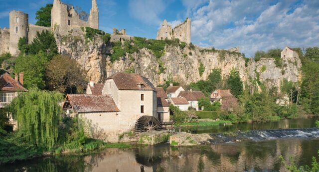 Vue d'Angle sur l'Anglin, l'un des plus beaux villages de France ou investir