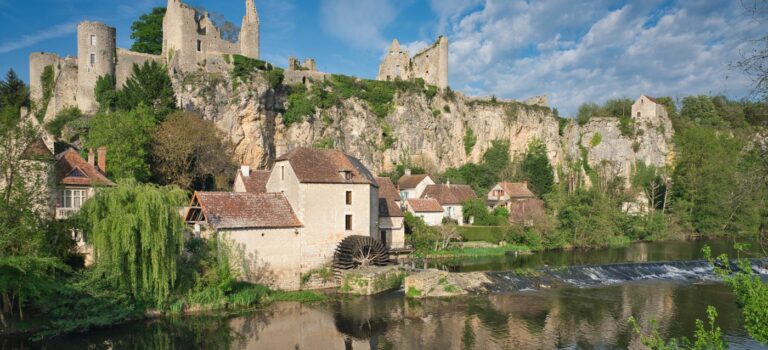 Vue d'Angle sur l'Anglin, l'un des plus beaux villages de France ou investir